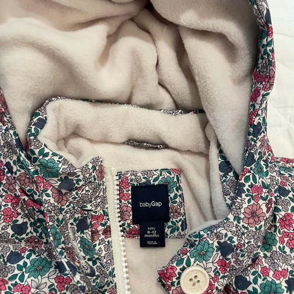 6-12M babyGap floral snowsuit with detachable gloves and booties - Picture 2 of 4